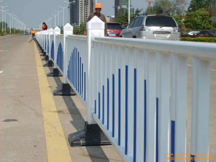 道路護欄怎么賣的？多少錢？